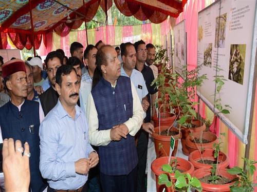 Chief Minister Shri Jai Ram Thakur evincing keen interest in the exhibition on the occasion of world Environment day - 2018 at Sundernagar in Mandi on 5 June 2018.